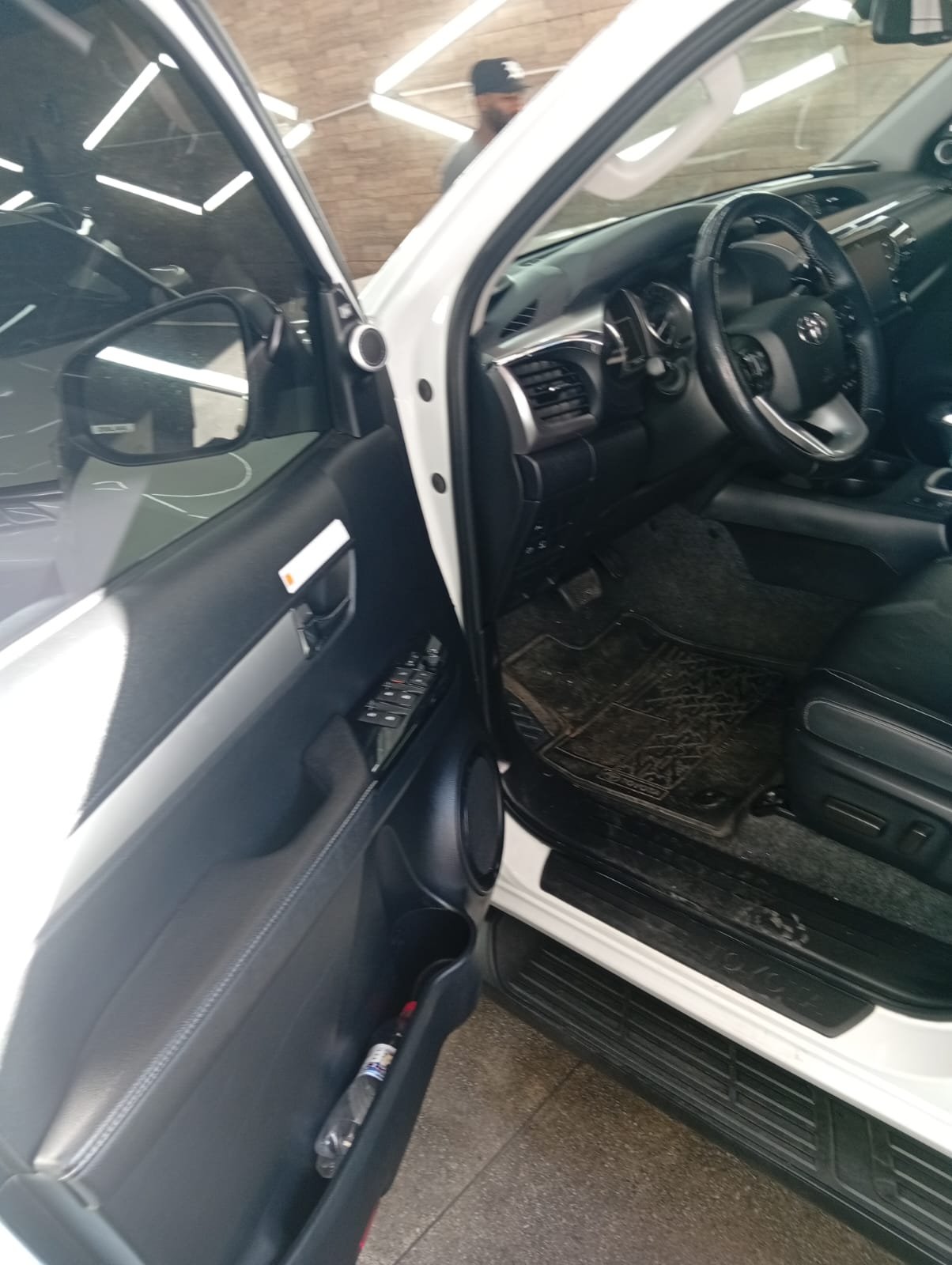 Cabine da Hilux antes da higienização interna em Contagem