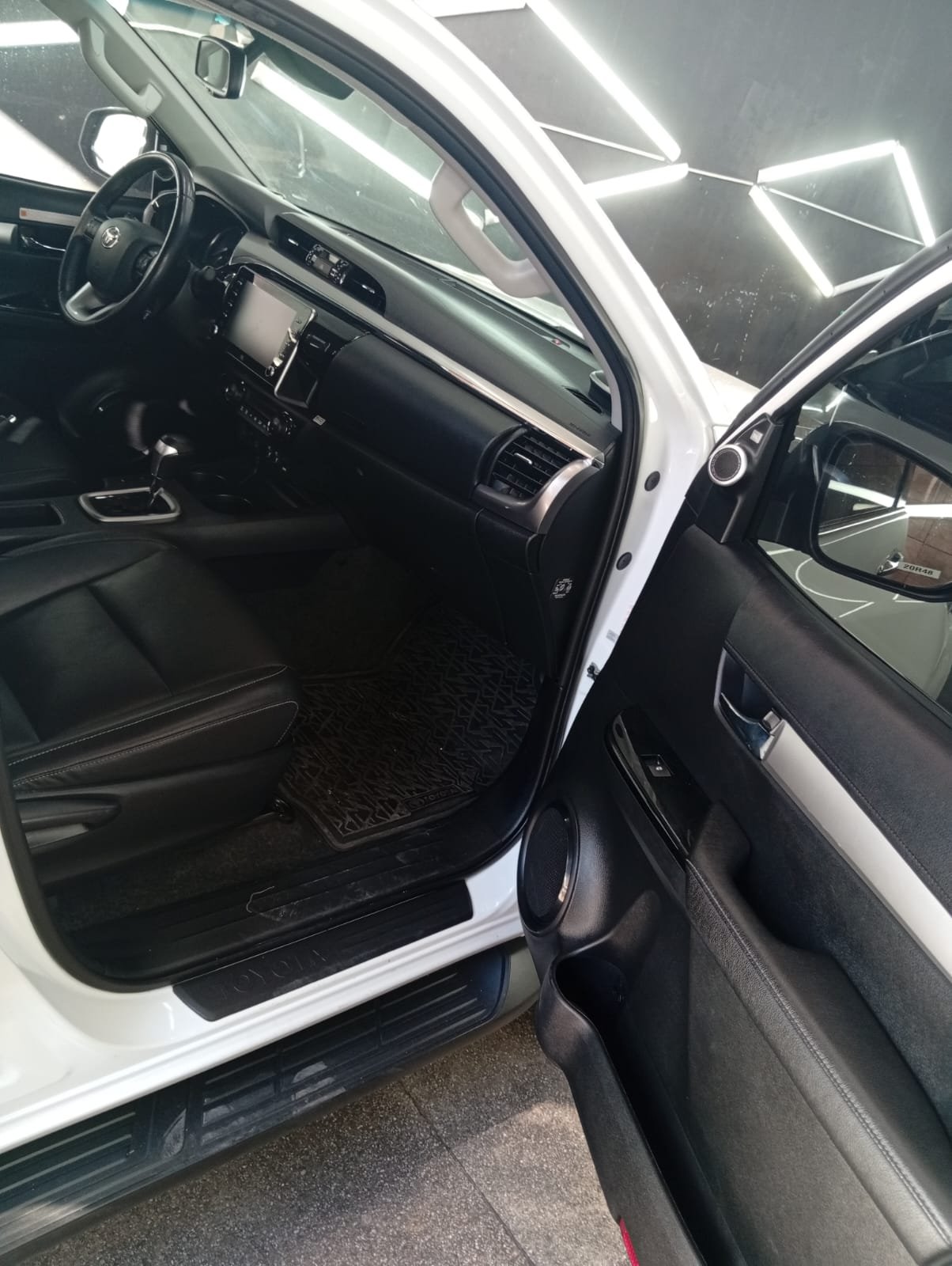 Cabine da Hilux depois da higienização interna realizada pela RS Conquista