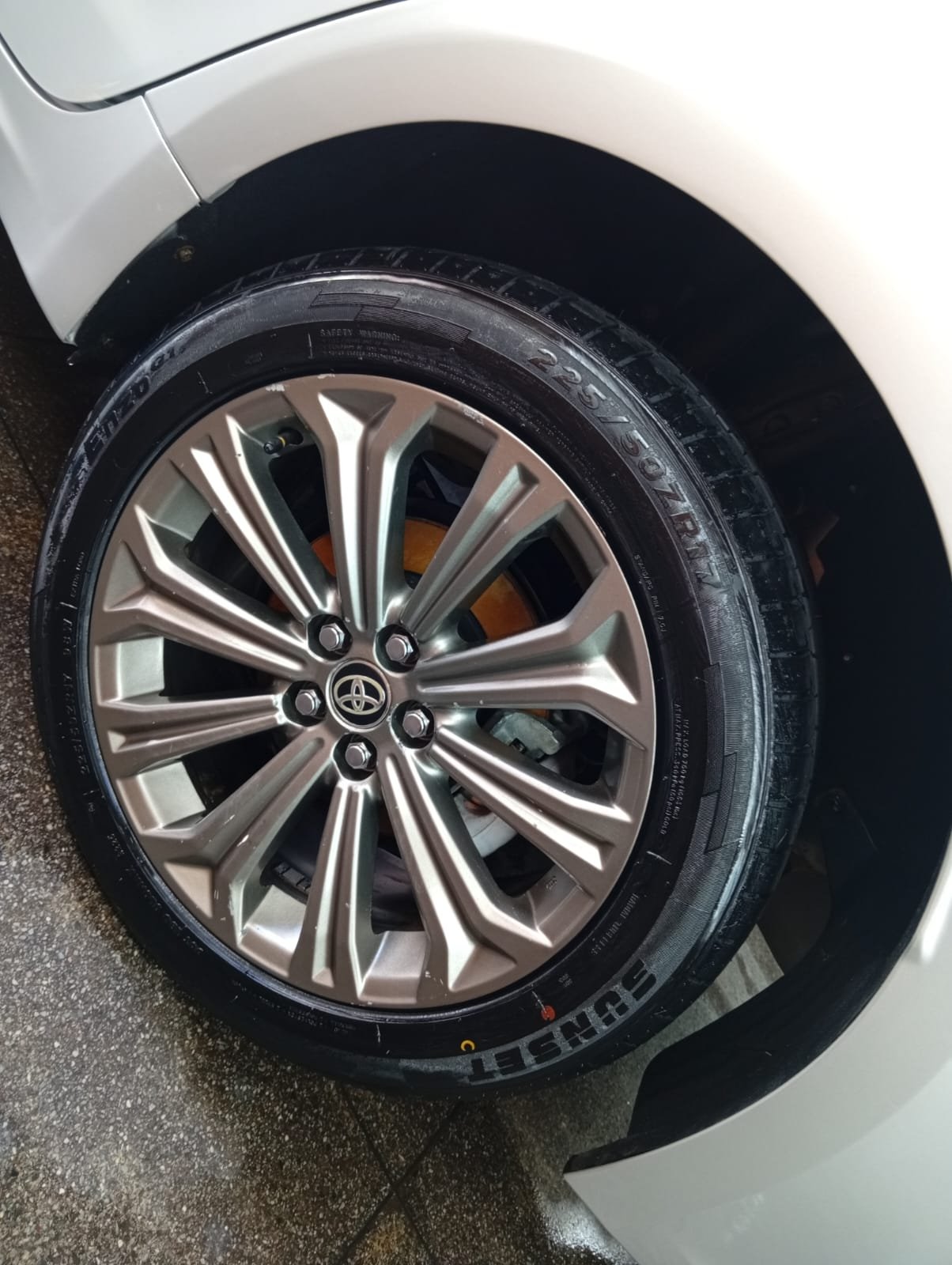 Roda do Corolla depois da limpeza técnica automotiva